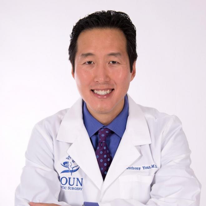 Tiến sĩ Anthony Youn, chuyên gia phẫu thuật thẩm mỹ ở Michigan