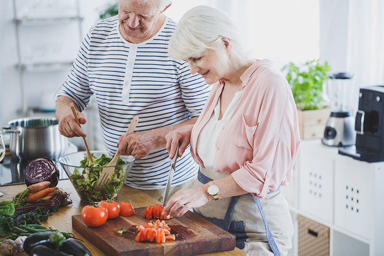 người cao tuổi nên tự chế biến bữa ăn tại nhà, bổ sung thêm nhiều rau củ quả vào bữa ăn, sẽ tốt cho sức khỏe