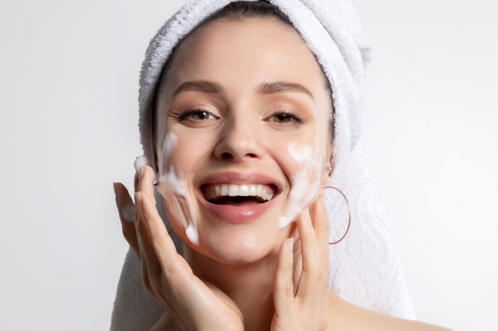Rửa mặt với nước ấm và sữa rửa mặt dịu nhẹ, kết hợp tẩy trang kỹ càng để da sạch