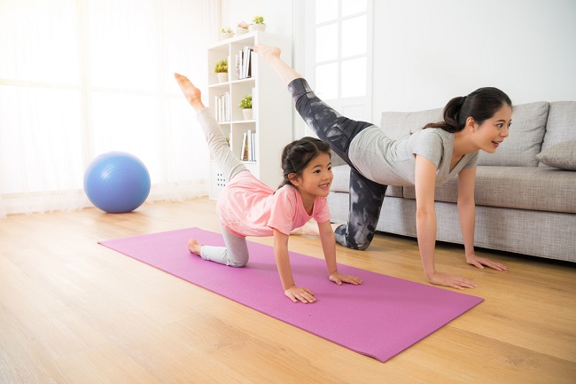 Cha mẹ có thể dạy trẻ một số động tác yoga căn bản