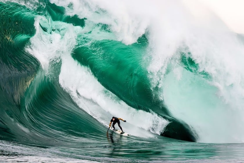 Người chiến thắng ở hạng mục năng lượng là nhiếp ảnh gia Ted Grambeau (Australia) với bức ảnh được chụp trong ngày vô cùng khắc nghiệt tại điểm lướt sóng Shipstern Bluff trên vùng biển xa xôi ở Tasmania, Australia. 