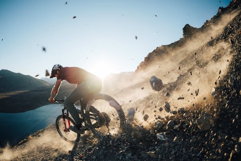 Bức ảnh của nhiếp ảnh gia Jay French chụp một vận động viên đạp xe mạo hiểm đang lao xuống sườn dốc ở một vùng hẻo lánh của New Zealand