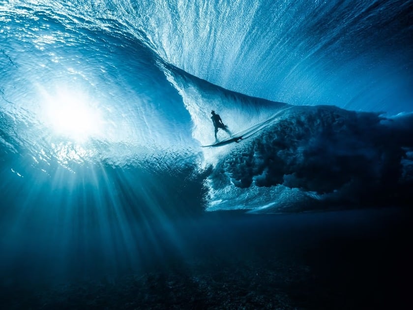 Khoảnh khắc hiếm có của nhiếp ảnh gia Ben Thouard chụp từ dưới nước vận động viên Kauli Vaast đang lướt sóng ở ngoài khơi Teahupo'o, Polynesia thuộc Pháp