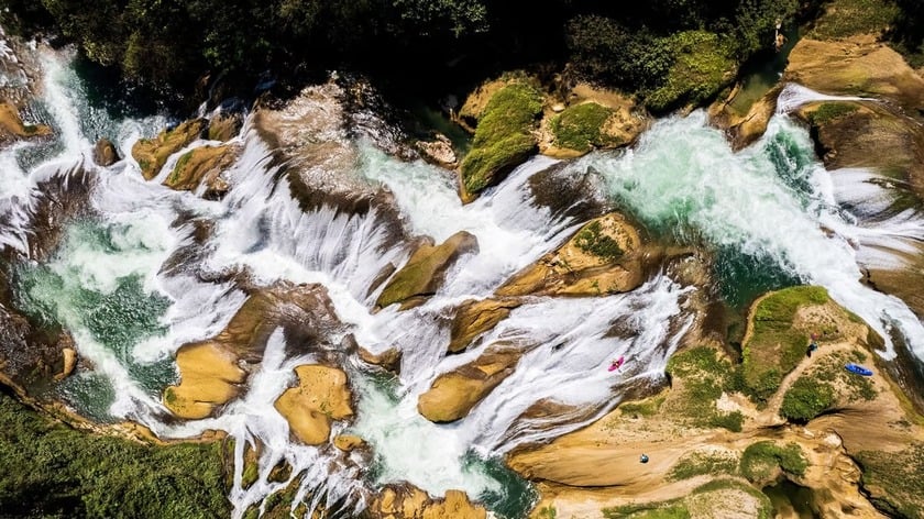 Sông Santo Domingo là đoạn chèo thuyền kayak mạo hiểm và dốc nhất thế giới. Trong ảnh này là Dane Jackson đang chèo thuyền xuống thác Toboggan, Chiapas, Mexico. Ảnh: David Sodomka.
