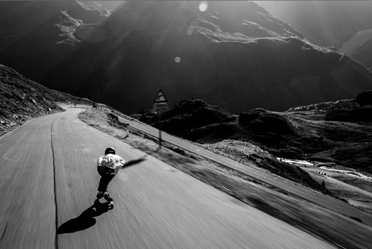 Bức ảnh chụp vận động viên Mirko Paoloni đang trượt ván trên con đường đến Sông băng Kaunertal, ở Áo ở độ cao 2.750 mét so với mực nước biển. Ảnh: Felix Pirker.