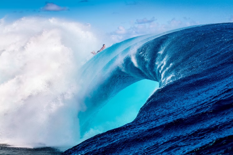 Khoảnh khắc nghẹt thở khi một vận động viên đang mắc kẹt trên đỉnh ngọn sóng khổng lồ ở bãi biển Tahiti. Ảnh của nhiếp ảnh gia Ted Grambeau