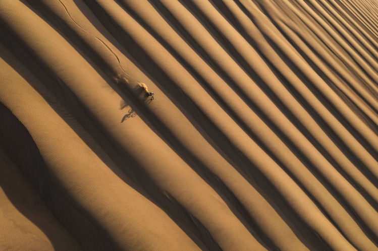 Bức ảnh của nhiếp ảnh gia Jb Liautard (Pháp) chụp từ cao khi vận động viên Kilian Bron đang đạp xe trên cồn cát cao nhất thế giới ở Nazca, Peru.