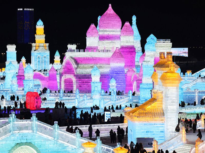 Là một trong những lễ hội băng đăng lớn nhất thế giới, lễ hội băng tuyết Cáp Nhĩ Tân nằm ở tỉnh Hắc Long Giang, miền Đông Bắc Trung Quốc, có truyền thống lâu đời và thu hút nhiều khách du lịch vào mỗi mùa Đông kể từ năm 1985. 