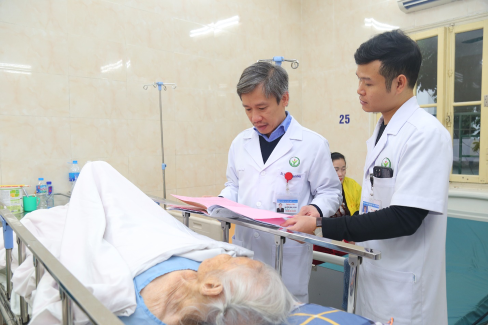 PGS.TS Nguyễn Mạnh Khánh – Phó Giám đốc Bệnh viện Việt Đức thăm khám cho cụ bà 105 tuổi trước phẫu thuật