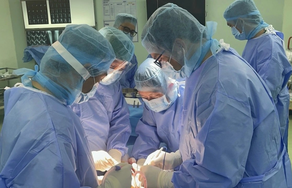 Ca phẫu thuật thay khớp gối trái toàn phần kéo dài 5 giờ - Ảnh: Người Lao Động