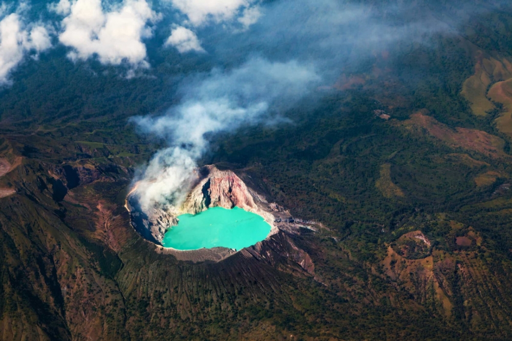 Ijen, Indonesia: Núi lửa Ijen, nằm ở phía Đông đảo Java, Indonesia. Hồ nước trên miệng núi lửa là điểm du khách được cảnh báo tiếp xúc với môi trường có nồng độ acid sulfuric cao. Tuy nhiên, đây là một trong số ít những địa điểm trên thế giới mà du khách có thể tận mắt chứng kiến những ngọn lửa xanh - một hiện tượng thiên nhiên kì ảo và hiếm có, vào khoảng từ 2 đến 4 giờ sáng.