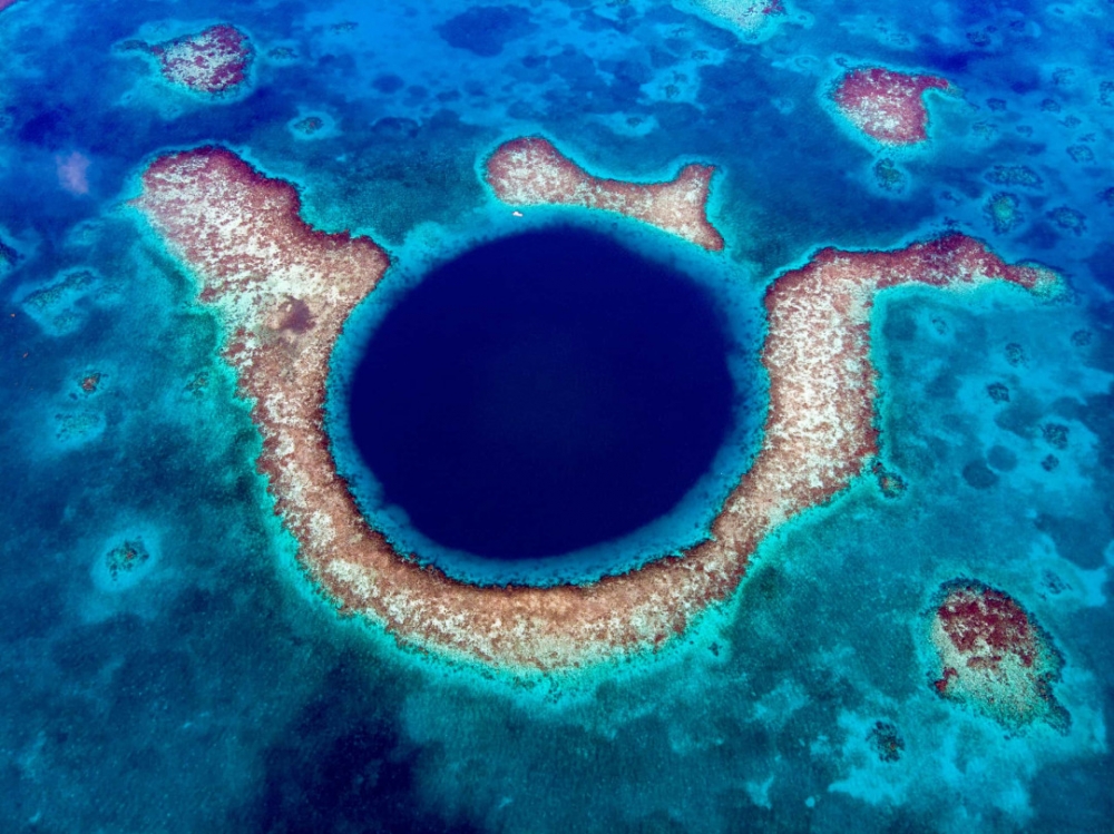 Great Blue Hole, Belize: Là một hố sụt khổng lồ dưới nước được bao quanh bởi một vòng san hô trong vùng nước nông lấp lánh của đảo san hô Lighthouse Reef. Hố xanh khổng lồ này là một trong những kỳ quan đáng kinh ngạc nhất của Belize (Australia), được Kênh Discovery xếp vị trí số 1 trong danh sách “10 địa điểm tuyệt vời nhất trên trái đất”.