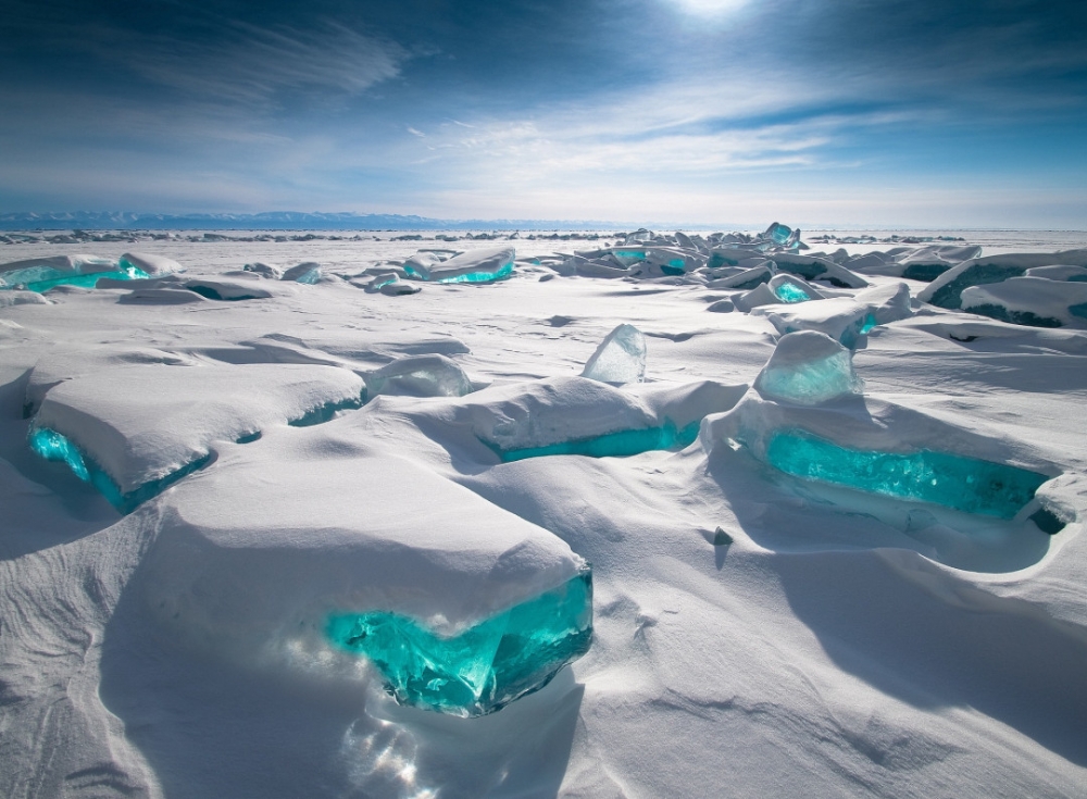 Hồ Baikal, Nga: Đây là hồ nước ngọt lớn nhất thế giới tính theo thể tích, đặc biệt quyến rũ vào mùa đông. Mùa băng thường bắt đầu vào giữa tháng 1 và kéo dài đến giữa tháng 4, mang đến cho du khách một cảnh quan tuyệt đẹp với lớp băng màu ngọc lam trong suốt lấp lánh dưới ánh mặt trời ở Siberia. 
