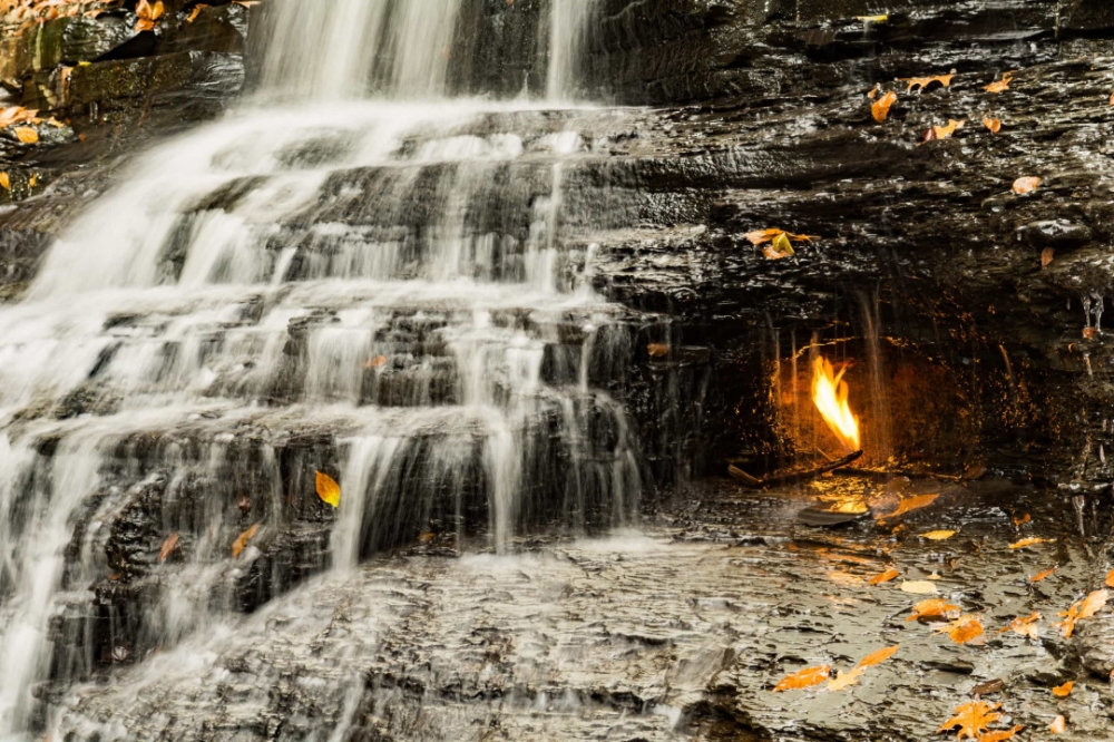 Thác lửa vĩnh cửu, Mỹ: Dòng thác này nằm ở công viên Chestnut Ridge, bang New York. Ẩn mình sau dòng nước là ngọn lửa bập bùng gần như quanh năm. Một hang động nhỏ ở chân thác phát ra khí tự nhiên, được cố tình thắp sáng để tạo ra hiện tượng mê hoặc tuyệt vời này. 