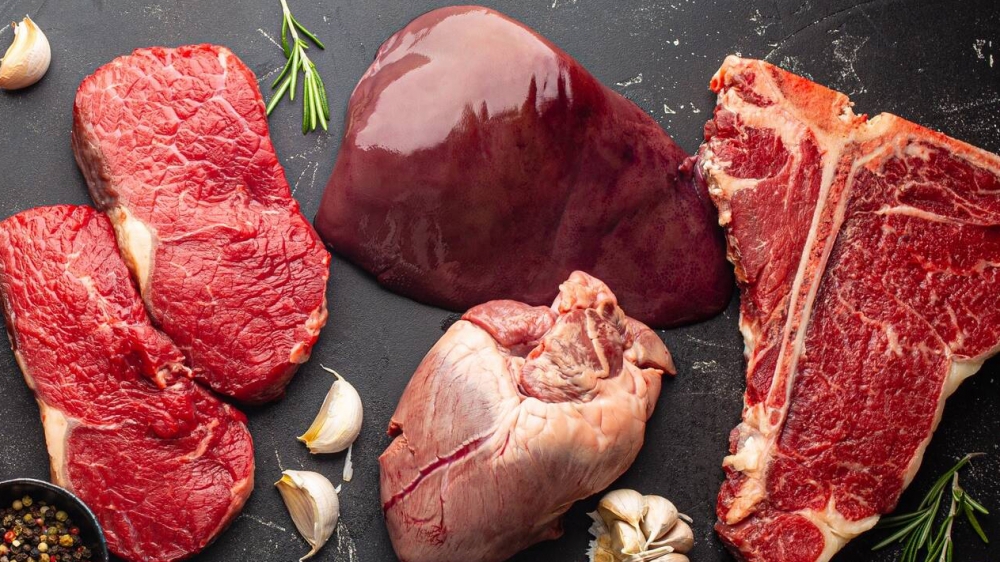Để kiểm soát mỡ máu, cần cắt giảm lượng thịt đỏ, thịt đã qua chế biến như xúc xích, thịt hộp