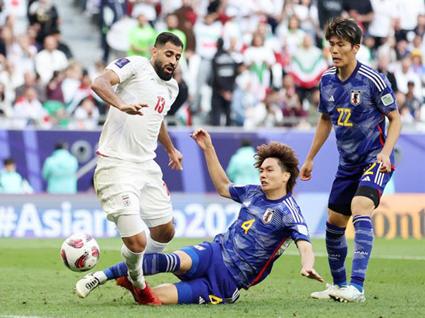 Hậu vệ Nhật Bản mắc sai lầm khó tha thứ đúng ở những phút cuối - Ảnh: vnexpress