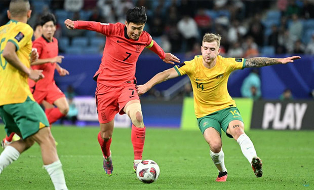 Son Heung-Min (7) quá tinh quái để câu được một quả penalty ở những phút cuối trận đấu với Australia và mang về chiến thắng cho ĐT Hàn Quốc 