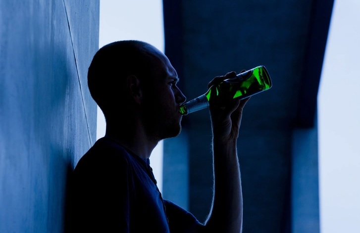Uống nhiều rượu bia, hút thuốc, béo phì... làm gia tăng nguy cơ ung thư - Ảnh: Fortune