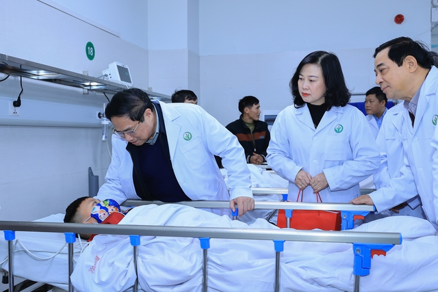 Thủ tướng Phạm Minh Chính thăm, động viên bệnh nhân tại Phòng khám cấp cứu của Bệnh viện Việt Đức - Ảnh: VGP