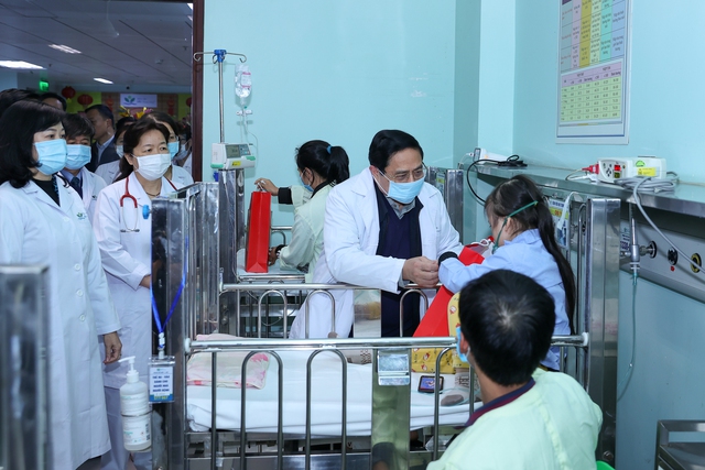 Thủ tướng Phạm Minh Chính tặng quà, chia sẻ với các bệnh nhi và người thân vẫn phải ở lại Bệnh viện Nhi TW mà không được về nhà đón Tết - Ảnh: VGP