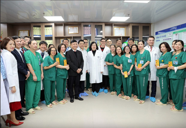 Bộ trưởng Đào Hồng Lan mừng tuổi, chúc Tết các y bác sĩ trực đêm Giao thừa tại Bệnh viện Phụ sản Trung ương