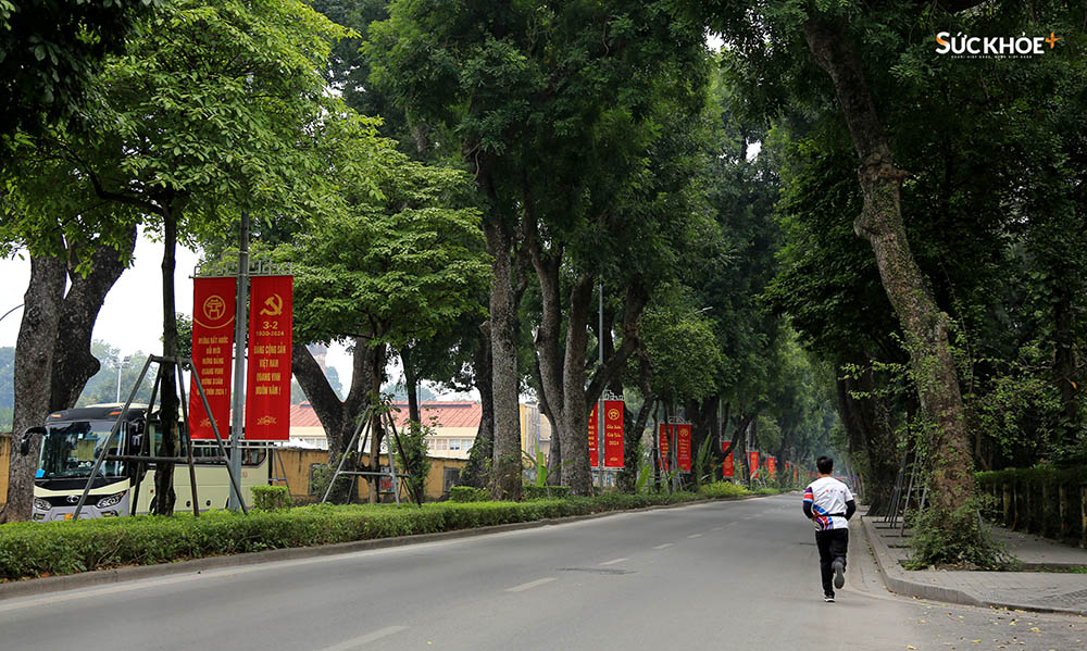Sáng mùng 1 Tết Giáp Thìn 2024 (10/2 dương lịch), đường phố Hà Nội yên tĩnh khác thường. Mọi hoạt động sôi động, náo nhiệt thường thấy nhường chỗ cho sự yên bình của sáng đầu năm.