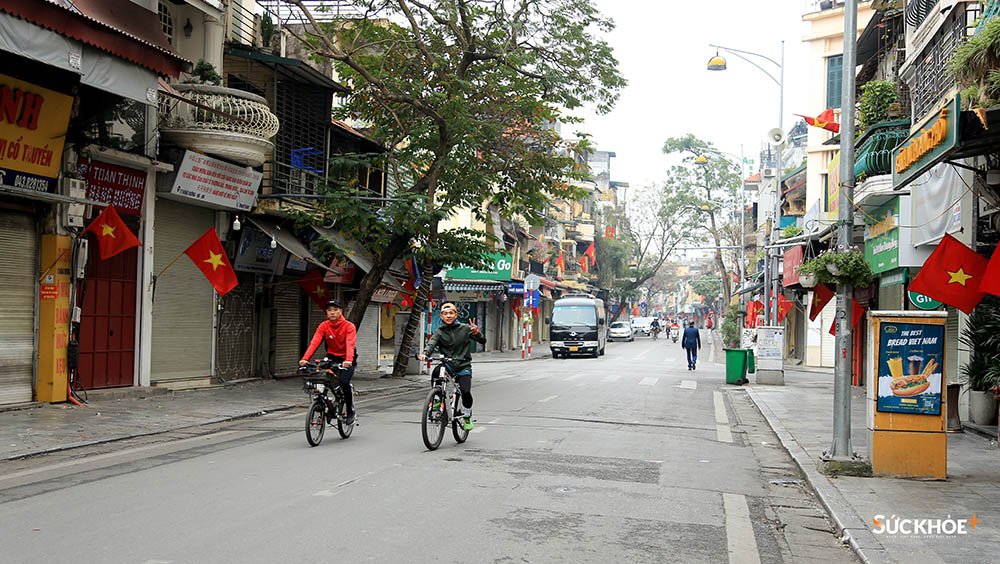 Người dân thỏa thích đi xe đạp, chạy bộ dưới lòng đường, để tận hưởng không khí sáng mùng 1 Tết.

