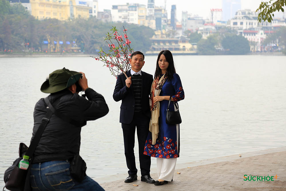 Một cặp đôi lưu lại bức ảnh kỷ niệm trong ngày đầu xuân năm mới Giáp Thìn tại Hồ Gươm - biểu tượng của Thủ đô