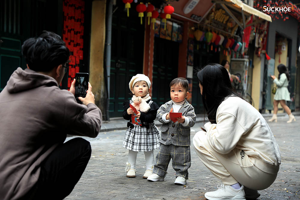 Gia đình 2 bé Hoàng Dương - Hoàng Linh 13 tháng tuổi ra phố Tạ Hiện chụp ảnh để tận hưởng không khí ngày đầu năm