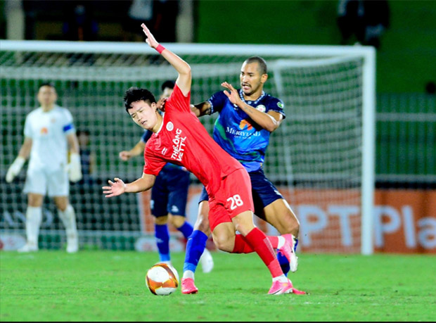 Thể Công-Viettel (đỏ) là một trong số rất ít đội bóng ở V.League có lối chơi kiểm soát bóng - Ảnh: Dantri