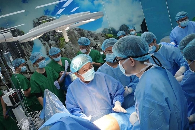 Ca phẫu thuật ghép phổi do GS.TS Lê Ngọc Thành, TS.BSCC Đinh Văn Lượng thực hiện, cùng các thầy thuốc và chuyên gia Bệnh viện Phổi Trung ương, phối hợp với các thầy thuốc, chuyên gia từ Bệnh viện E