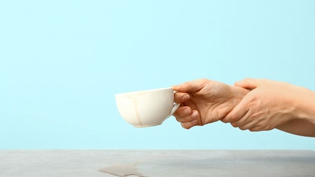 Uống nhiều trà đặc, cà phê cũng có thể gây ra tình trạng run tay