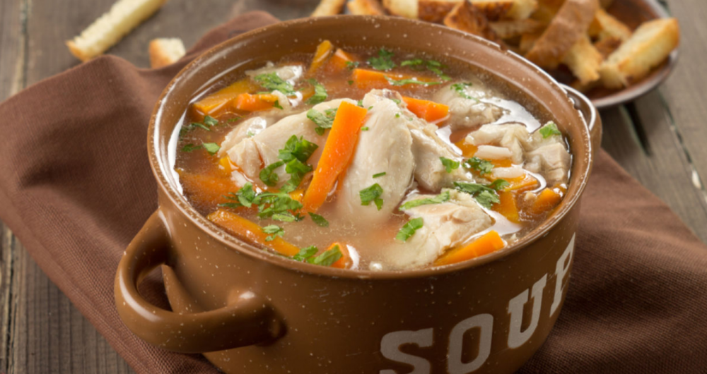 Ăn một chén súp gà nóng có thể làm lỏng chất nhầy và giảm bớt tắc nghẽn do cảm lạnh
