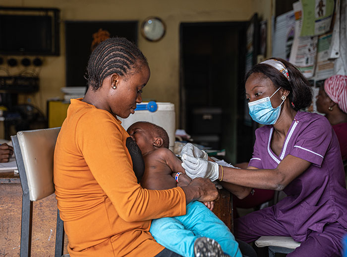 Nhân viên y tế đang tiêm vaccine sởi cho trẻ em ở Nigeria - Ảnh: UNICEF