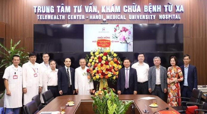 Ông Trần Thanh Lâm, Phó trưởng Ban Tuyên giáo Trung ương cùng đoàn công tác Ban tuyên giáo Trung ương thăm và chúc mừng tại Bệnh viện Đại học Y Hà Nội 