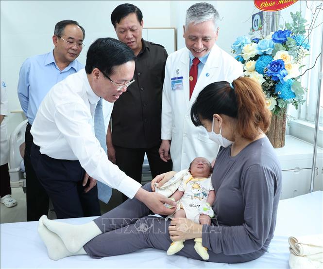 Chủ tịch nước Võ Văn Thưởng thăm hỏi sản phụ, trường hợp được thông tim can thiệp bào thai đầu tiên thành công tại ĐNÁ - Ảnh: TTXVN