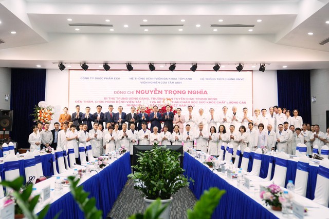Trưởng ban Tuyên giáo Trung ương Nguyễn Trọng Nghĩa và đoàn công tác, cùng lãnh đạo Bộ Y Tế tặng hoa chúc mừng hệ sinh thái Bệnh viện Tâm Anh, Hệ thống Tiêm chủng VNVC và Công ty Dược phẩm ECO - Ảnh: VGP