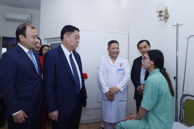 Trưởng Ban Tuyên giáo Trung ương Nguyễn Trọng Nghĩa thăm hỏi, tặng quà cho bệnh nhân đang điều trị tại Bệnh viện Thể thao Việt Nam - Ảnh: VGP
