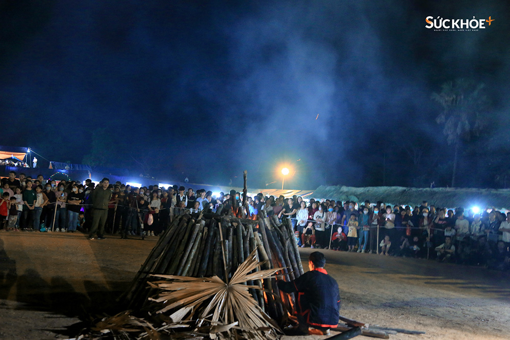 Sau khi nghi thức cúng tế kết thúc, lúc này, một đống củi lửa to đã được đốt sẵn cháy thành than đỏ rực ngay gần đó để chuẩn bị cho nghi thức nhảy lửa. Sự kiện được tổ chức tại sân thể thao thôn Nà Nghè, xã Hồng Quang, trước sự chứng kiến của hàng rào người dân đồng bào Pà Thẻn và du khách tham quan tại huyện Lâm Bình, tỉnh Tuyên Quang