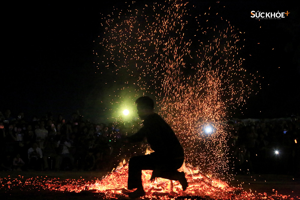 Bắt đầu nghi thức nhảy lửa, những người tham gia sẽ thay nhau nhảy cùng đống than hồng, dùng cả tay và chân trần cho tới khi tàn lửa