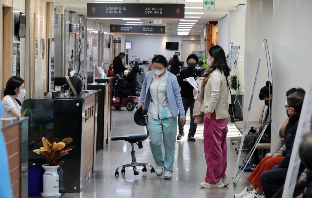Các bệnh viện tại Hàn Quốc rơi vào tình trạng quá tải do các bác sĩ nội trú đồng loạt nghỉ việc - Ảnh: Yonhap News