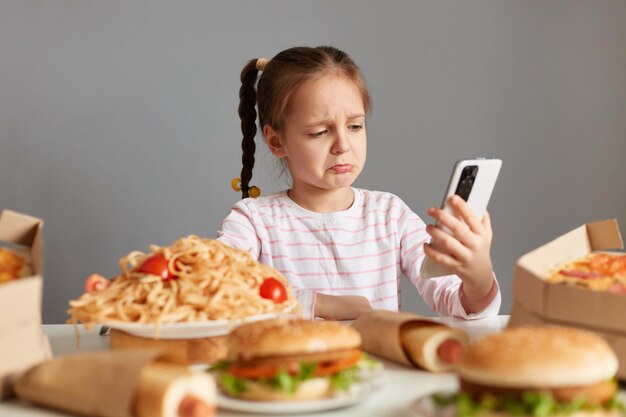 Cha mẹ nên giúp trẻ xây dựng chế độ ăn uống lành mạnh, tránh đồ ăn nhiều dầu mỡ