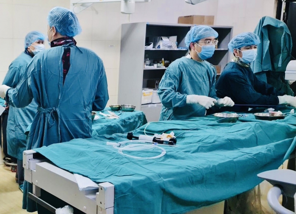 BS Nguyễn Trung Kiên cùng ekip đã thành công 2 lần can thiệp trường hợp trẻ sơ sinh bị dị tật hẹp khít động mạch phổi - Ảnh: Bệnh viện Bạch Mai