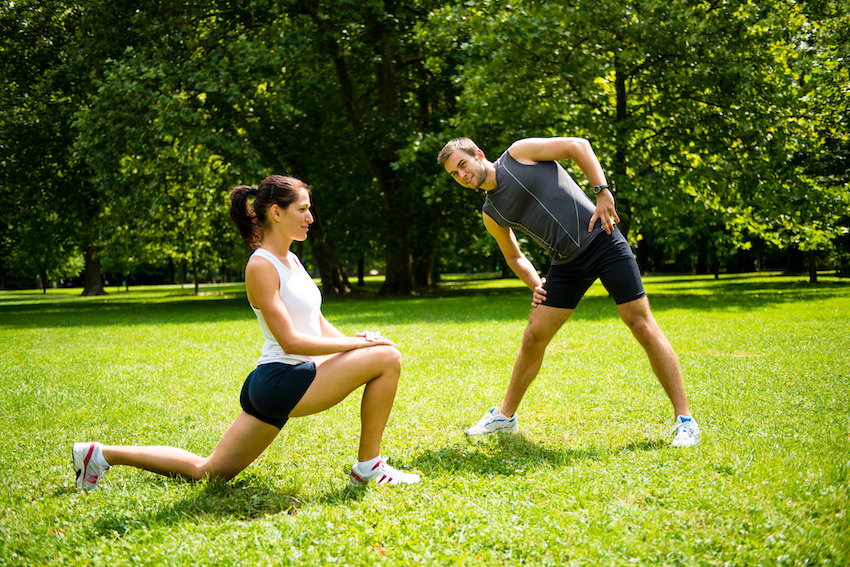 Khởi động kỹ trước khi tập luyện để tránh chấn thương vùng lưng là điều rất quan trọng