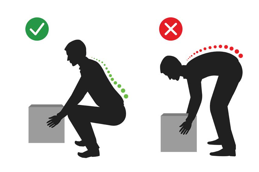 Cúi người bê vật nặng sai tư thế (bên phải) là nguyên nhân gây đau lưng thường gặp