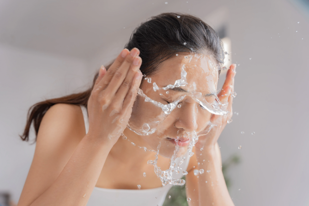 Làn da đặc biệt nhạy cảm và dễ viêm nên rửa mặt bằng nước sạch vào buổi sáng thay vì sản phẩm tẩy rửa mạnh