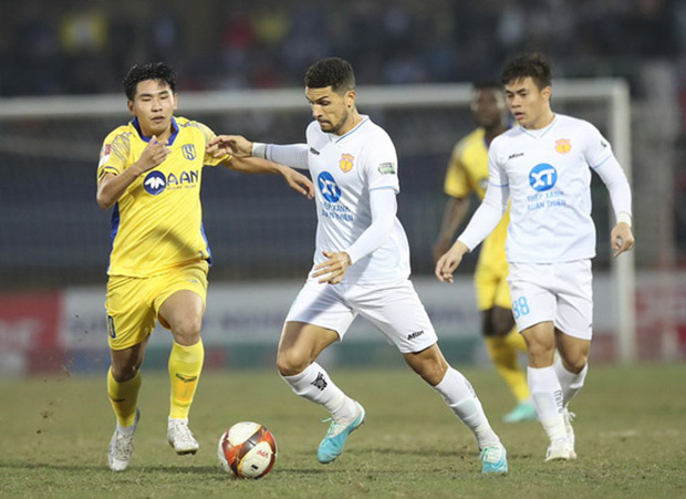 Các cầu thủ trẻ của SLNA đã có một trận đấu tốt, ngăn không cho các  ngôi sao của Thép Xanh Nam Định như Hendrio tỏa sáng - Ảnh: vnmedia  