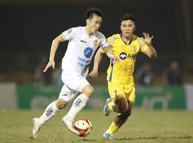 Để Văn Vũ (trắng) ghi bàn thắng duy nhất cho Thép Xanh Nam Định ở những phút cuối trận khiến dàn cầu thủ đầy khí thế của SLNA thất vọng cùng cực