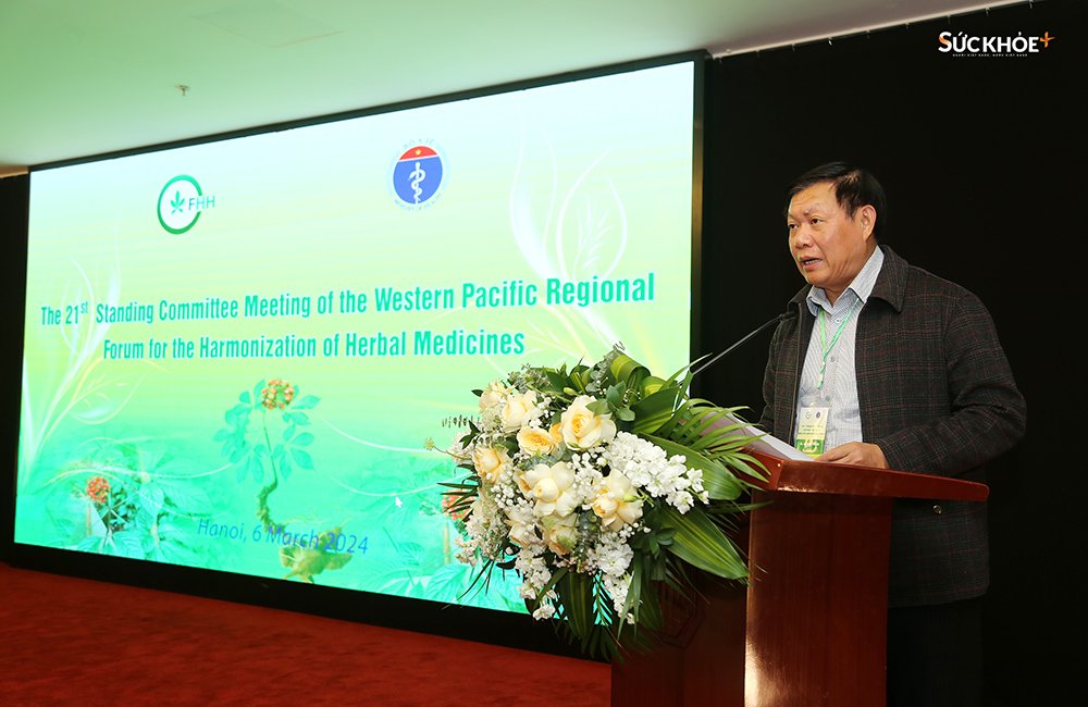 Đồng chí Đỗ Xuân Tuyên, Thứ trưởng thường trực Bộ Y tế nhấn mạnh cần có quy chế quản lý, tiêu chuẩn hóa, đảm bảo chất lượng, cảnh giác dược đối với thuốc có nguồn gốc từ dược liệu - Ảnh: Hiệp Nguyễn