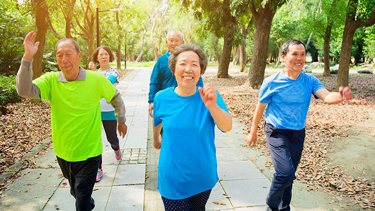Người muốn kiểm soát huyết áp nên tăng cường hoạt động thể lực ở cường độ trung bình như đi bộ, bơi lội